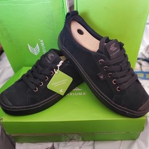 Women's Size 8 CARIUMA All Black OCA Low Suede Sneaker